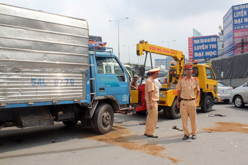 Xe “điên” tông liên hoàn, 4 người thương vong - 2