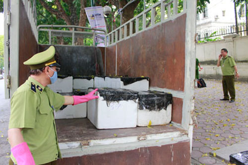 Bắt giữ 1 tấn gà và nội tạng nghi từ TQ - 5
