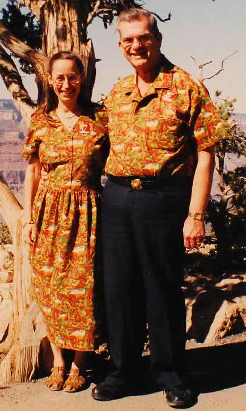 Vợ chồng 35 năm chỉ mặc áo cặp - 1