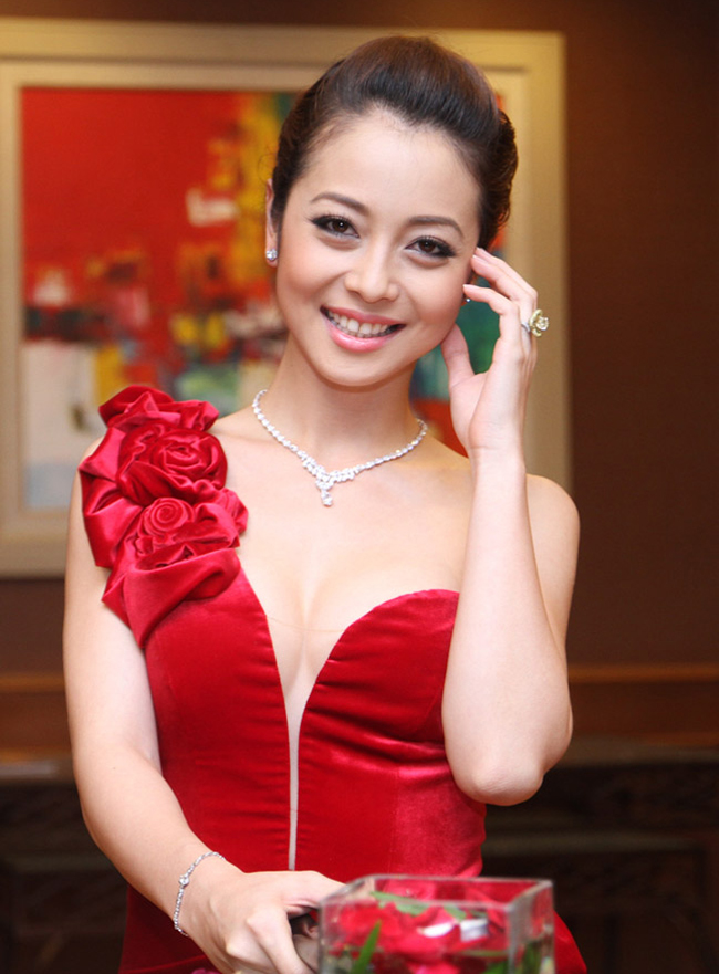 Jennifer Phạm được coi là người đẹp đa tài của showbiz Việt