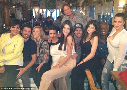 Rihanna khoe giò dài với giày "băng bó" - 16