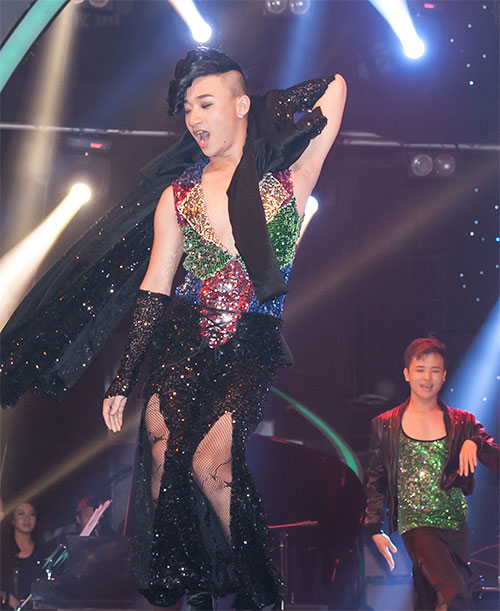 Vũ công giả gái gây sốt VN's Got Talent - 2