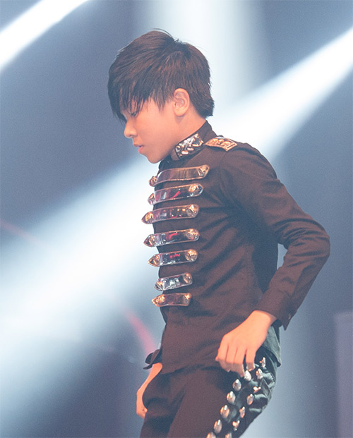 Vũ công giả gái gây sốt VN's Got Talent - 5