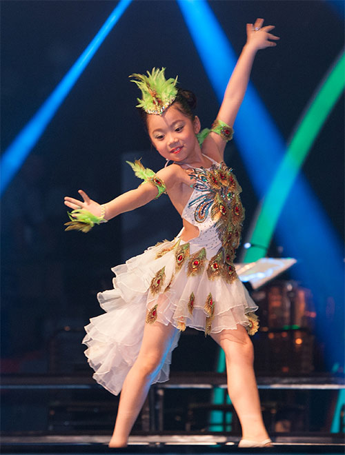 Vũ công giả gái gây sốt VN's Got Talent - 7