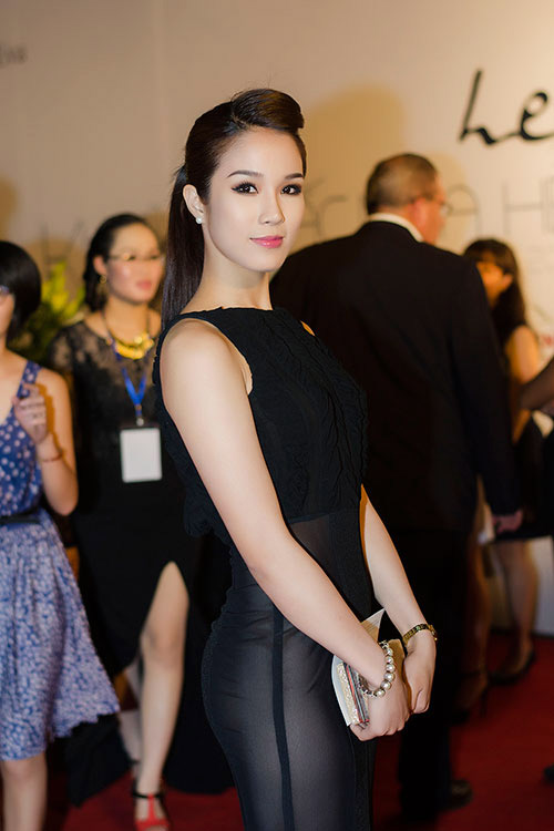 Hà Anh e ấp dự tiệc cùng bạn trai - 15