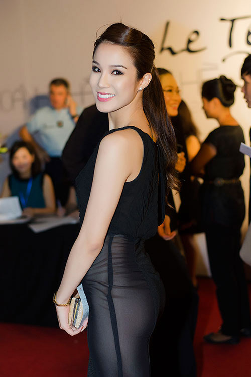 Hà Anh e ấp dự tiệc cùng bạn trai - 16