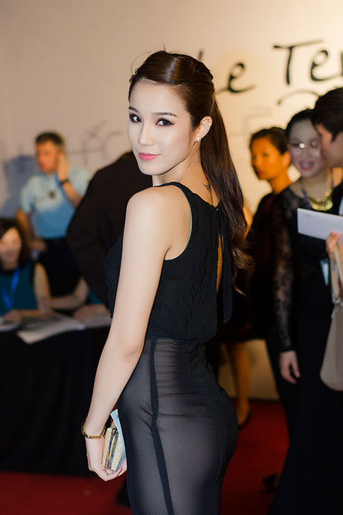 Hà Anh e ấp dự tiệc cùng bạn trai - 17