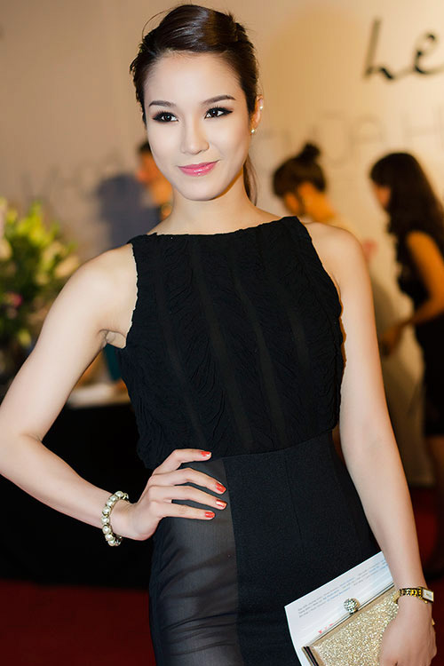 Hà Anh e ấp dự tiệc cùng bạn trai - 18