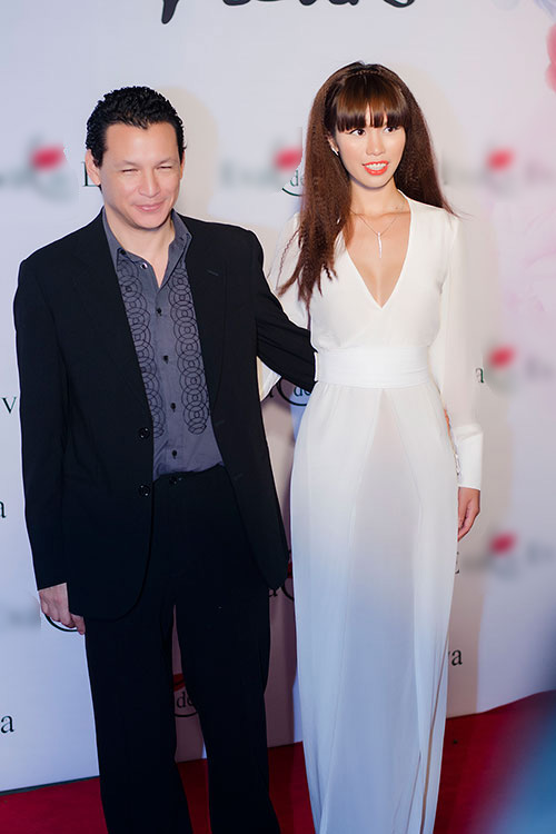 Hà Anh e ấp dự tiệc cùng bạn trai - 2