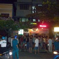 Pháp luật - Cô gái bị thiêu trước phòng trà đã tử vong