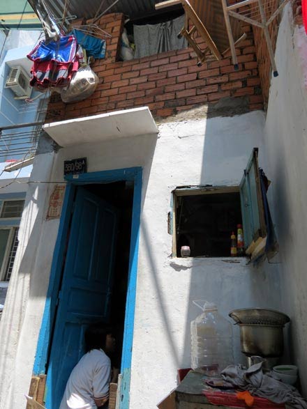 Ba thế hệ trong “hộp diêm” 2,2m2 - 2