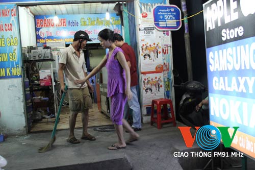 Xông thẳng vào cửa hàng, đập tủ cướp Iphone - 2