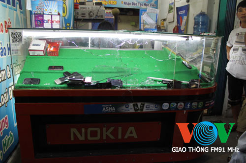 Xông thẳng vào cửa hàng, đập tủ cướp Iphone - 3