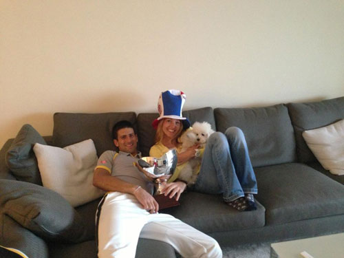 Djokovic ăn mừng với… cún yêu - 2