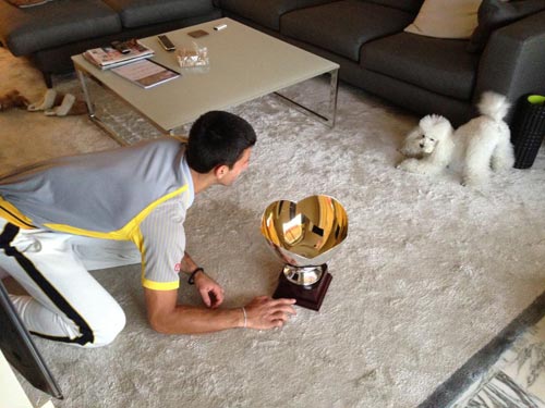 Djokovic ăn mừng với… cún yêu - 1
