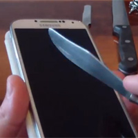 ‘Tra tấn’ Galaxy S4 bằng dao