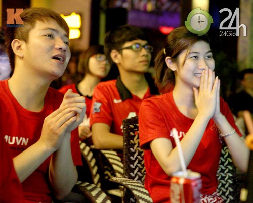 Fan MU thức trắng đêm cổ vũ Quỷ đỏ - 7