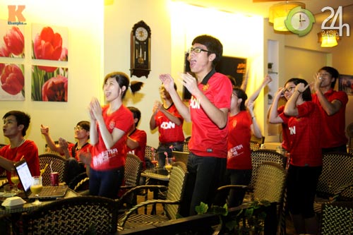 Fan MU thức trắng đêm cổ vũ Quỷ đỏ - 4