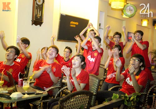 Fan MU thức trắng đêm cổ vũ Quỷ đỏ - 3