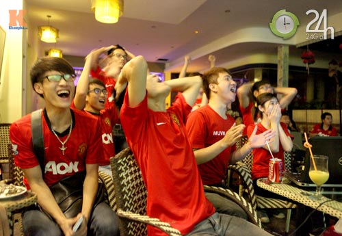Fan MU thức trắng đêm cổ vũ Quỷ đỏ - 6