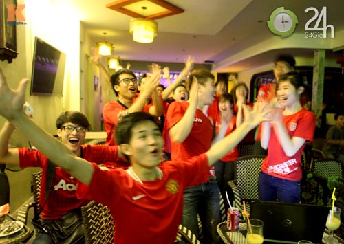 Fan MU thức trắng đêm cổ vũ Quỷ đỏ - 5