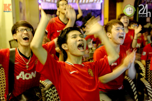 Fan MU thức trắng đêm cổ vũ Quỷ đỏ - 8