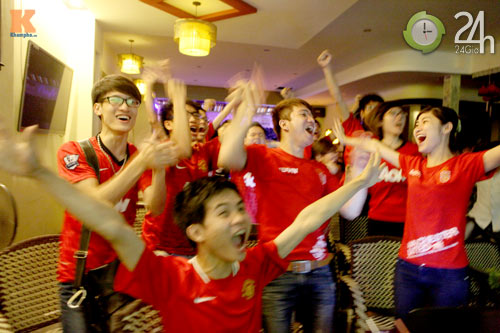 Fan MU thức trắng đêm cổ vũ Quỷ đỏ - 9