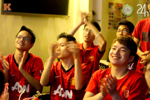 Fan MU thức trắng đêm cổ vũ Quỷ đỏ - 2