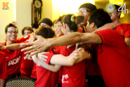 Fan MU thức trắng đêm cổ vũ Quỷ đỏ - 10