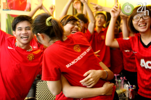 Fan MU thức trắng đêm cổ vũ Quỷ đỏ - 11