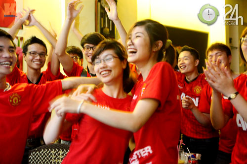 Fan MU thức trắng đêm cổ vũ Quỷ đỏ - 12