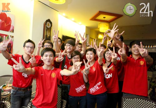 Fan MU thức trắng đêm cổ vũ Quỷ đỏ - 13