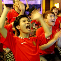 Bóng đá - Fan MU thức trắng đêm cổ vũ Quỷ đỏ
