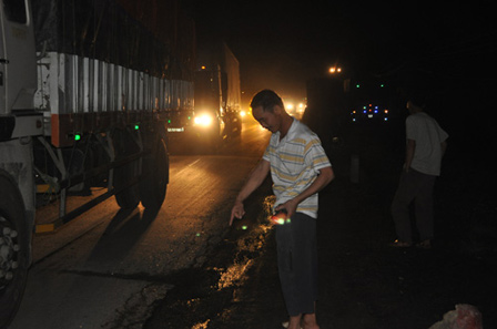 Xe chở xăng tai nạn, dân liều mình "hôi" xăng - 2