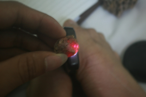 Muốn kiếm được đá đỏ phải "số đỏ" - 3