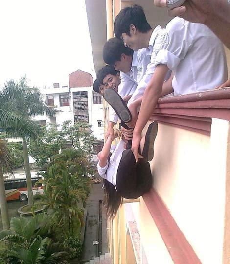 “Thót tim” bức ảnh thả bạn ra ban công - 2