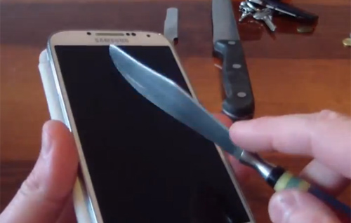 ‘Tra tấn’ Galaxy S4 bằng dao - 1