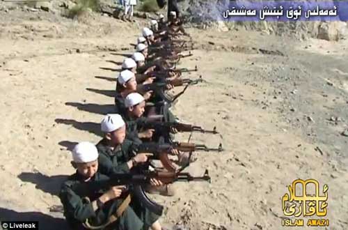 Clip al Qaeda đào tạo tay súng nhí - 1