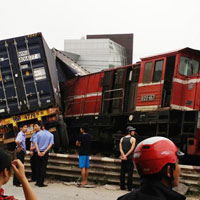 Tin tức trong ngày - Tàu Hà Nội - Hải Phòng đâm nát xe container