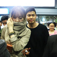 - Yoon Eun Hye đỡ fan Việt bị ngã