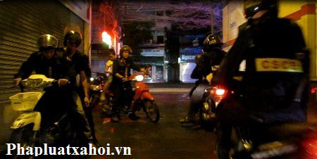 Cận cảnh CSCĐ trấn áp nhóm người mang súng - 6