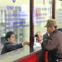 Tin tức trong ngày - HN "xử" công chức sách nhiễu dân đầu tiên