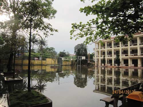 Ngôi trường vừa học vừa... tát nước - 2