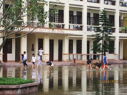 Ngôi trường vừa học vừa... tát nước - 3