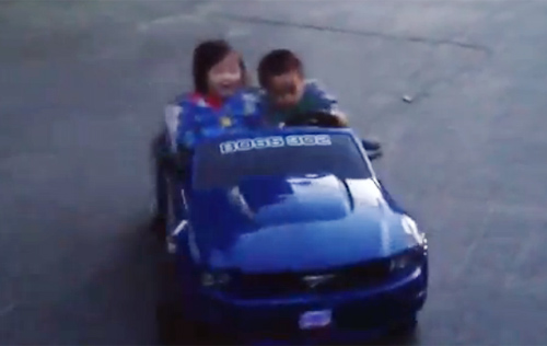 “Siêu nhí” drift Mustang Mini điên cuồng - 1