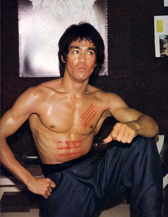 Mito Uyehara nhớ lại rằng: 'Bruce Lee (Lý Tiểu Long) luôn luôn cảm thấy rằng  nếu phần bụng của bạn không được phát triển, thì việc đánh đấm không phải là  chuyện của bạn'. 