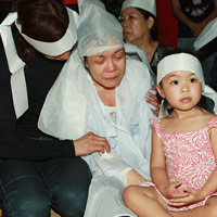 Hậu trường phim - Việt Hương khóc ngất bên linh cữu mẹ