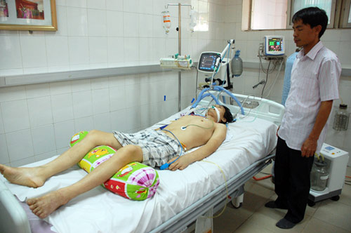 Bệnh nhân chắp tay van nài bác sỹ - 2