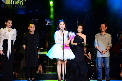 Hương Tràm bật khóc cảm ơn Thu Minh - 3