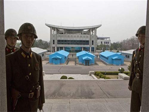 Binh sĩ Triều Tiên xắn quần làm ruộng - 1